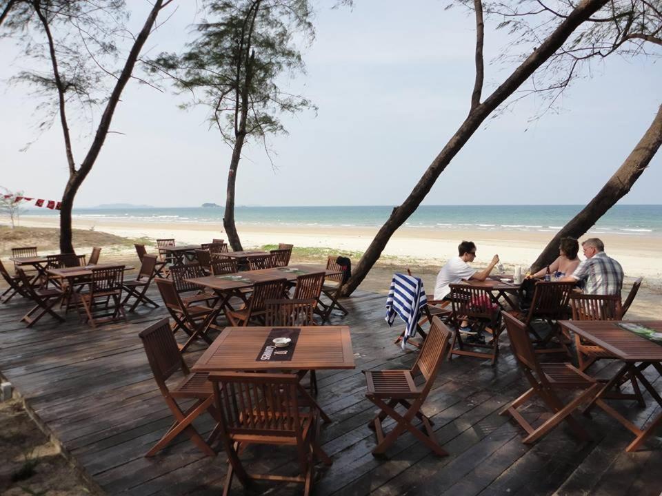 Samsuria Beach Apartment Resort Cherating Exterior photo